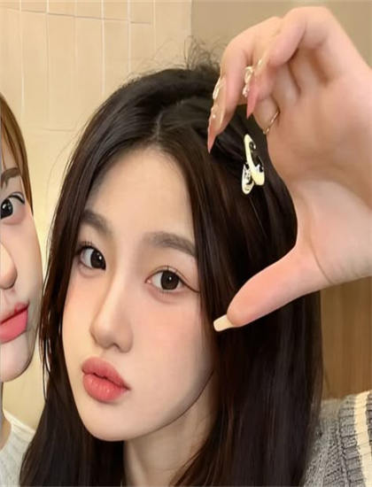 《别了,西哈努克》剪辑手法历史分析：节奏把控与转场技巧探讨